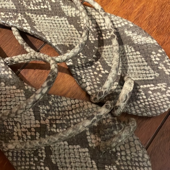 SOLD❌Reformation Ludo Toe Ring Strappy Flat Sandals in Tan Snake - Picture 5 of 6